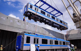 TP HCM: Huy động 30 kỹ sư, công nhân bốc dỡ 2 đoàn tàu metro vừa về