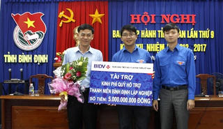 Trao 5 tỉ đồng cho Quỹ khởi nghiệp thanh niên tỉnh