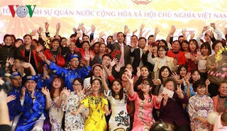 Giọt nước mắt của cô dâu Việt trong Tết xa quê