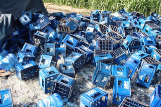 Hai xe tải 'hôn nhau', hàng trăm vỏ chai rơi xuống đường