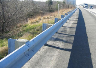 Người đàn ông nghiện rượu treo cổ trên dải hộ lan giao thông