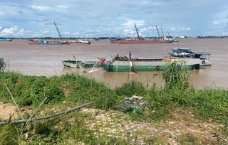 Bắt quả tang vụ mua bán cát không hóa đơn chứng từ hợp pháp