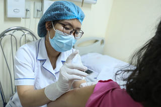 Làm gì để y, bác sĩ gắn bó với nghề?