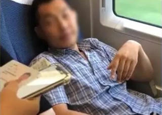 Bị cấm đi tàu vì chiếm ghế của phụ nữ