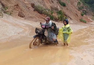 Xuất hiện nhiều điểm sạt lở gây ách tắc giao thông trên quốc lộ 40B