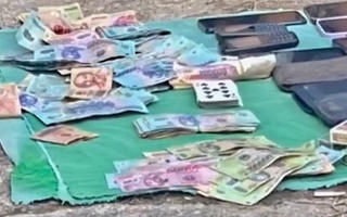 Thu giữ trên 100 triệu đồng và 18 điện thoại của nhóm đánh bạc trái phép giữa đại dịch