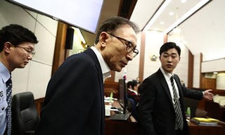 Cựu Tổng thống Hàn Quốc Lee Myung-bak bị kết án 15 năm tù giam