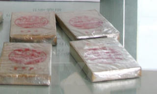 Bắt giữ vụ tàng trữ 20 bánh heroin và súng quân dụng
