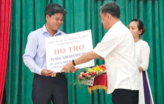 Trao 500 triệu đồng hỗ trợ dự án thoát nghèo bền vững