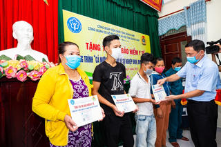 BHXH tỉnh Quảng Nam tặng 100 thẻ BHYT cho người khó khăn