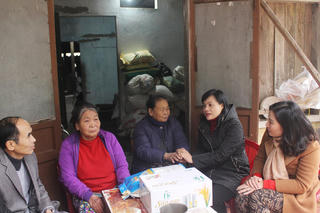 Mang Tết đến với người nghèo