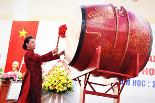 Chủ tịch Quốc hội đánh trống khai giảng ở ngôi trường gần trăm tuổi