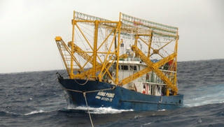 Lai dắt một tàu cá ngư dân bị hỏng máy trên biển vào bờ an toàn