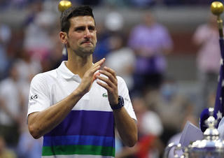 Djokovic khóc nức nở sau thất bại: Cuối cùng, Nole không phải cỗ máy!