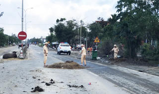 Quốc lộ 1A thông tuyến, CSGT túc trực phân luồng, dọn rác