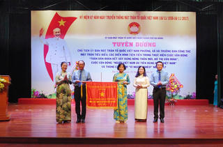 MTTQ TP Đà Nẵng nhận cờ thi đua của Thủ tướng Chính phủ