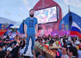 CĐV Mexico in hình bạn thân lên bìa giấy, sang Nga xem World Cup