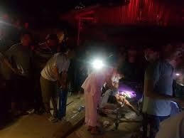 Xe ôtô chở đất đè sập nhà tạm, 2 mẹ con tử vong thương tâm