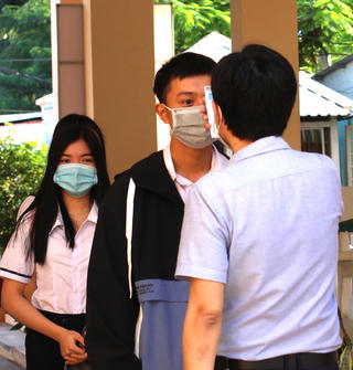 ĐBSCL: Học sinh cấp 2, cấp 3 đi học lại bình thường