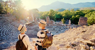 Xu hướng mới: Người cao tuổi đi du lịch ‘chậm’ để trẻ lâu