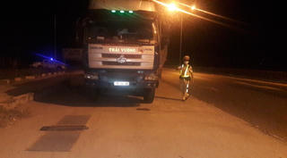 Tài xế cố thủ 5 tiếng đồng hồ trên xe để tránh kiểm tra tải trọng