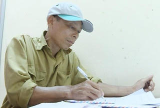 Đang bán hàng ở chợ, vợ bất ngờ bị chồng đâm tử vong