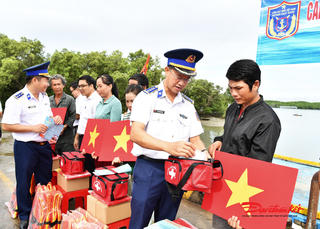 TP Hồ Chí Minh: Cảnh sát biển đồng hành cùng ngư dân xã Thạnh An