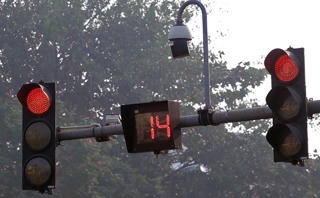 “Tai bay vạ gió” khi chờ đèn đỏ