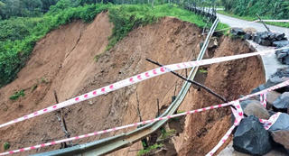 Quảng Ngãi: Mưa lớn, tỉnh lộ 673 bị sạt lở