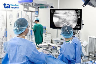 Hút thuốc lá nhiều năm, người đàn ông suýt mất bàn tay vì tắc mạch máu