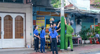 TP Hồ Chí Minh: Hơn 8.000 người dọn dẹp quảng cáo trái phép