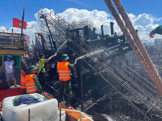 Quảng Trị: Tàu cá bốc cháy khi đang neo đậu bên bờ sông Nhật Lệ