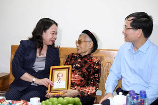 Phó Chủ tịch nước Võ Thị Ánh Xuân thăm, tặng quà gia đình chính sách tại Quảng Ninh