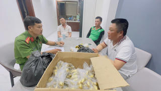 Người phụ nữ bị lừa mất nhẫn vàng trị giá 5000 USD vì ‘cổ vật’ rởm