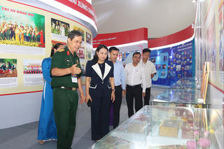 Phó Chủ tịch - Tổng Thư ký Nguyễn Thị Thu Hà thăm không gian triển lãm 'Kiến tạo, phát triển'