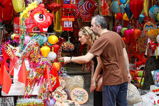 Phố Hàng Mã rực rỡ sắc màu trước thềm Tết Trung thu