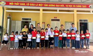 MTTQ tỉnh Thái Nguyên tặng quà cho học sinh nghèo vùng cao