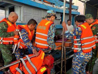Lực lượng biên phòng Đà Nẵng cứu ngư dân bị tai nạn trên biển