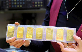 Giá vàng mỗi ngày một đỉnh mới, rủi ro chực chờ
