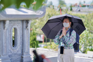 Dâng hương tưởng nhớ đấng sinh thành ngày lễ Vu lan