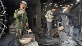 Ninh Bình: Nan giải 'cứu' môi trường làng tái chế nhôm