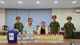 Khởi tố đôi vợ chồng làm giấm giả từ axit