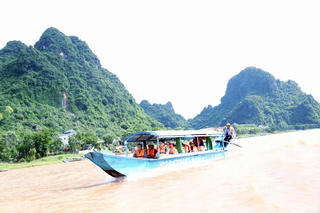 Mưu sinh bằng nghề chở khách trên sông Son