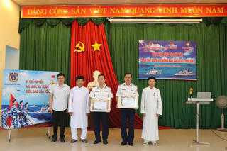 Đồng Nai: Tuyên truyền pháp luật và tặng quà cho chức sắc, chức việc và đồng bào họ đạo 