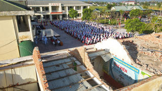 Lễ khai giảng ở nơi bão đi qua