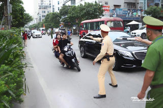 Hà Nội: CSGT xử lý nhiều học sinh vi phạm giao thông khi đi xe máy đến trường
