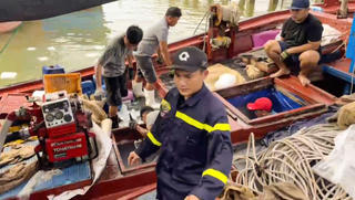 Đắk Lắk: Cứu nạn tàu cá đang chìm trên biển