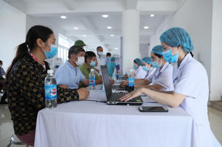 Chuyển từ “chữa bệnh” sang “bảo vệ, chăm sóc và nâng cao” sức khỏe toàn dân