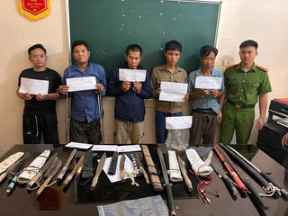 Bắt nhóm đối tượng phạm tội liên quan tới ma túy, thu giữ hàng chục dao, kiếm