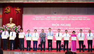 Hà Nội khen thưởng tập thể, cá nhân có thành tích trong sự kiện A80